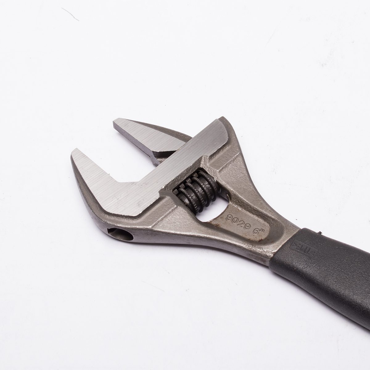 9029-T ประแจเลื่อนด้ามยาง6" ปากบาง32MM