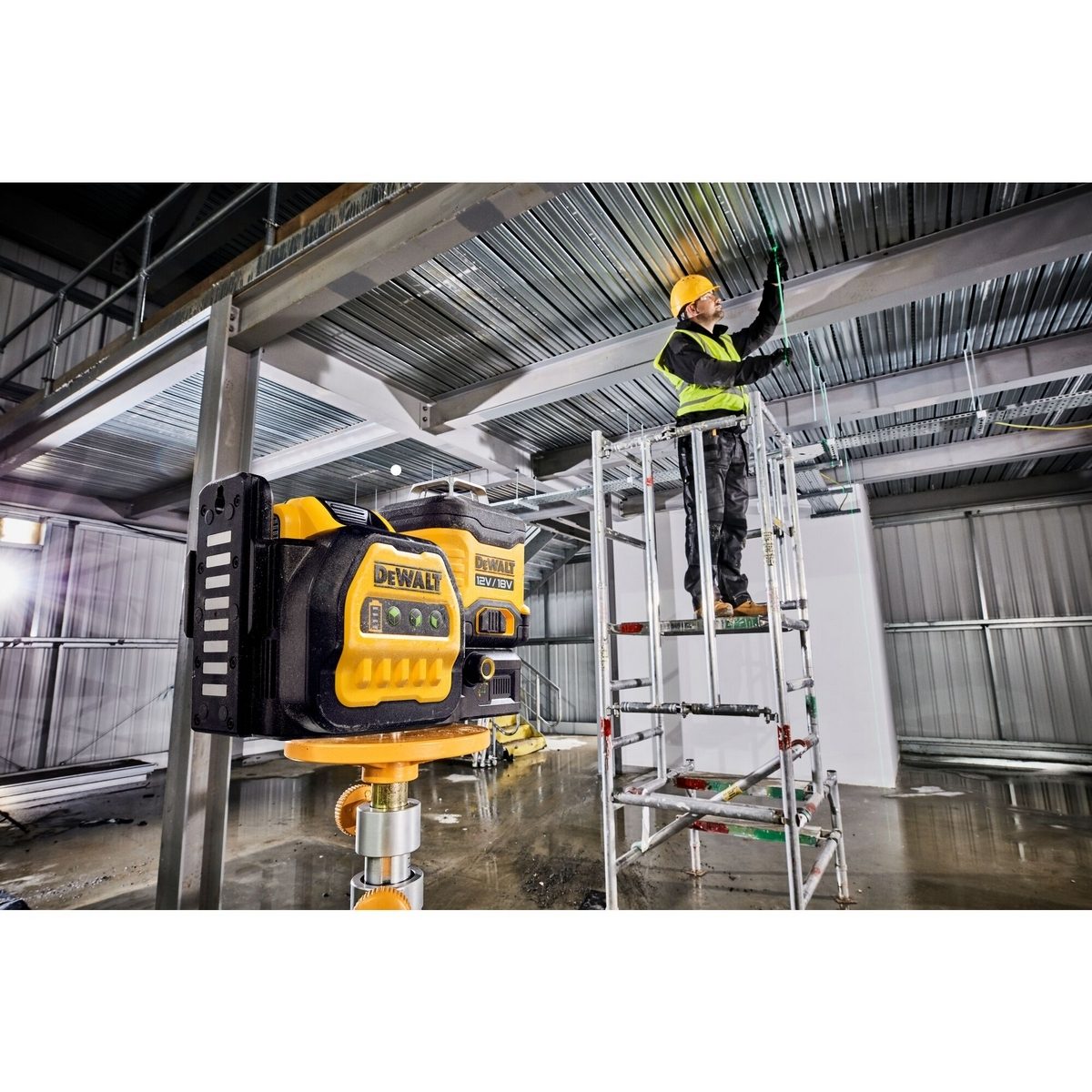DEWALT เลเซอร์วัดระดับแบบ 3 เส้น 360 องศา รุ่น DCE089NG18-XJ แสงเลเซอร์สีเขียว แม่นยำ +/- 3 มม.ต่อ 10 ม. (ดีวอลท์)