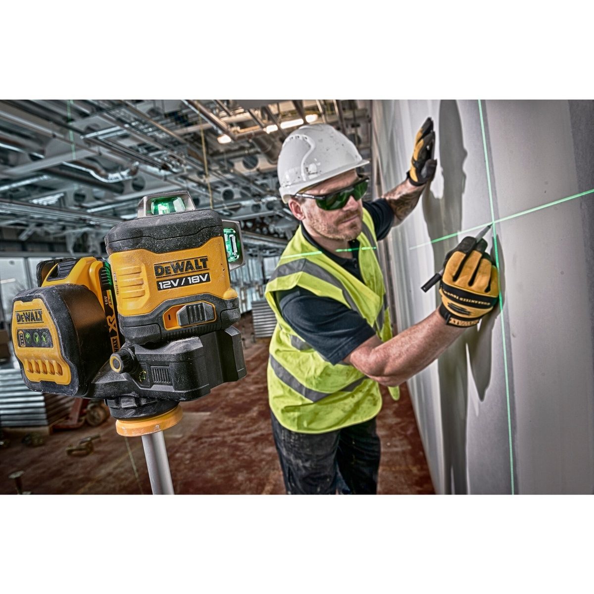 DEWALT เลเซอร์วัดระดับแบบ 3 เส้น 360 องศา รุ่น DCE089NG18-XJ แสงเลเซอร์สีเขียว แม่นยำ +/- 3 มม.ต่อ 10 ม. (ดีวอลท์)