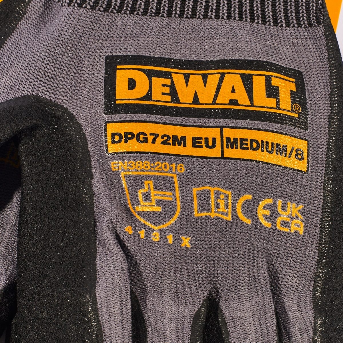 DEWALT ถุงมือทำงานแบบยึดจับทนทานสูงยืดหยุ่นได้ ไซส์ M รุ่น DPG72M ผ้าระบายอากาศ ต้านทานน้ำมันและน้ำ (ดีวอลท์)