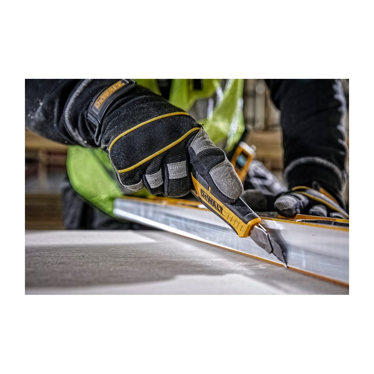 DEWALT มีดคัตเตอร์ ขนาด 18 มม. รุ่น DWHT10332-0-30 ใบมีด Carbide แข็งแรงกว่าทั่วไป 3 เท่า (ดีวอลท์)