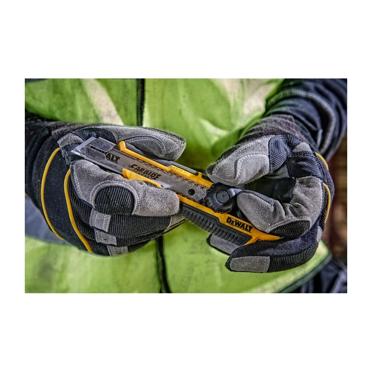 DEWALT มีดคัตเตอร์ ขนาด 18 มม. รุ่น DWHT10332-0-30 ใบมีด Carbide แข็งแรงกว่าทั่วไป 3 เท่า (ดีวอลท์)