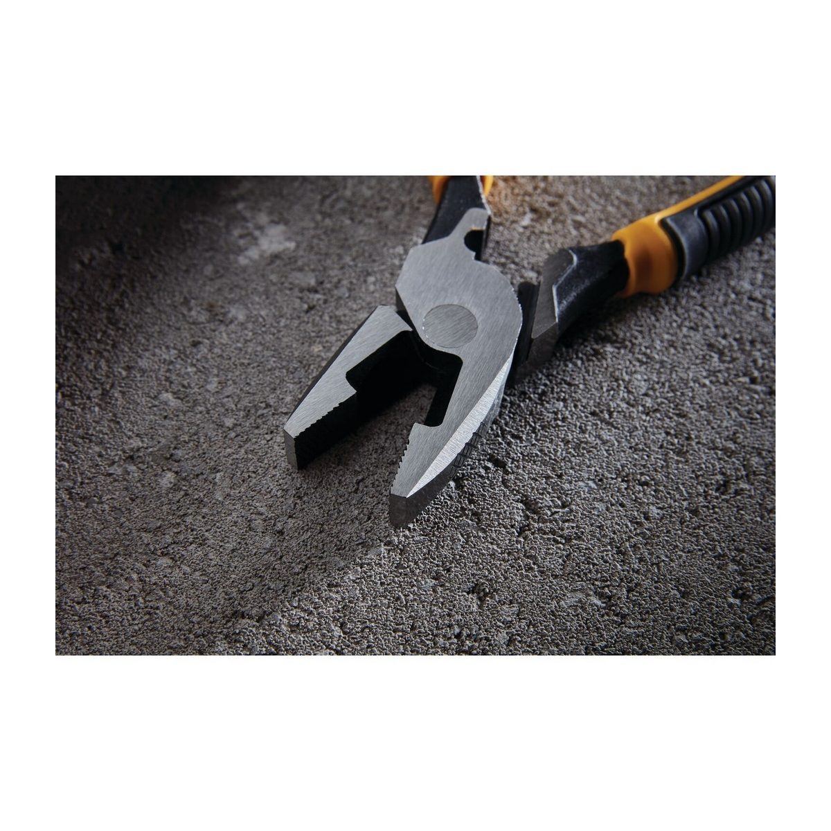 DEWALT คีมปากตรง Multi-Use ขนาด 9.5 นิ้ว รุ่น DWHT82792-0 ความแข็งสม่ำเสมอตลอดคมตัด ใช้สำหรับหนีบหรือตัด (ดีวอลท์)