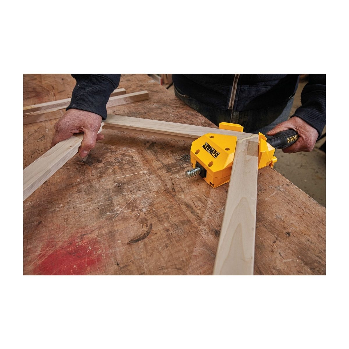 DEWALT แคลมป์เข้ามุมแบบที่ที่ยึดกับโต๊ะ รุ่น DWHT83853-0 แรงบีบรัด 113 กก. สำหรับเข้ามุม 90 องศา (ดีวอลท์)
