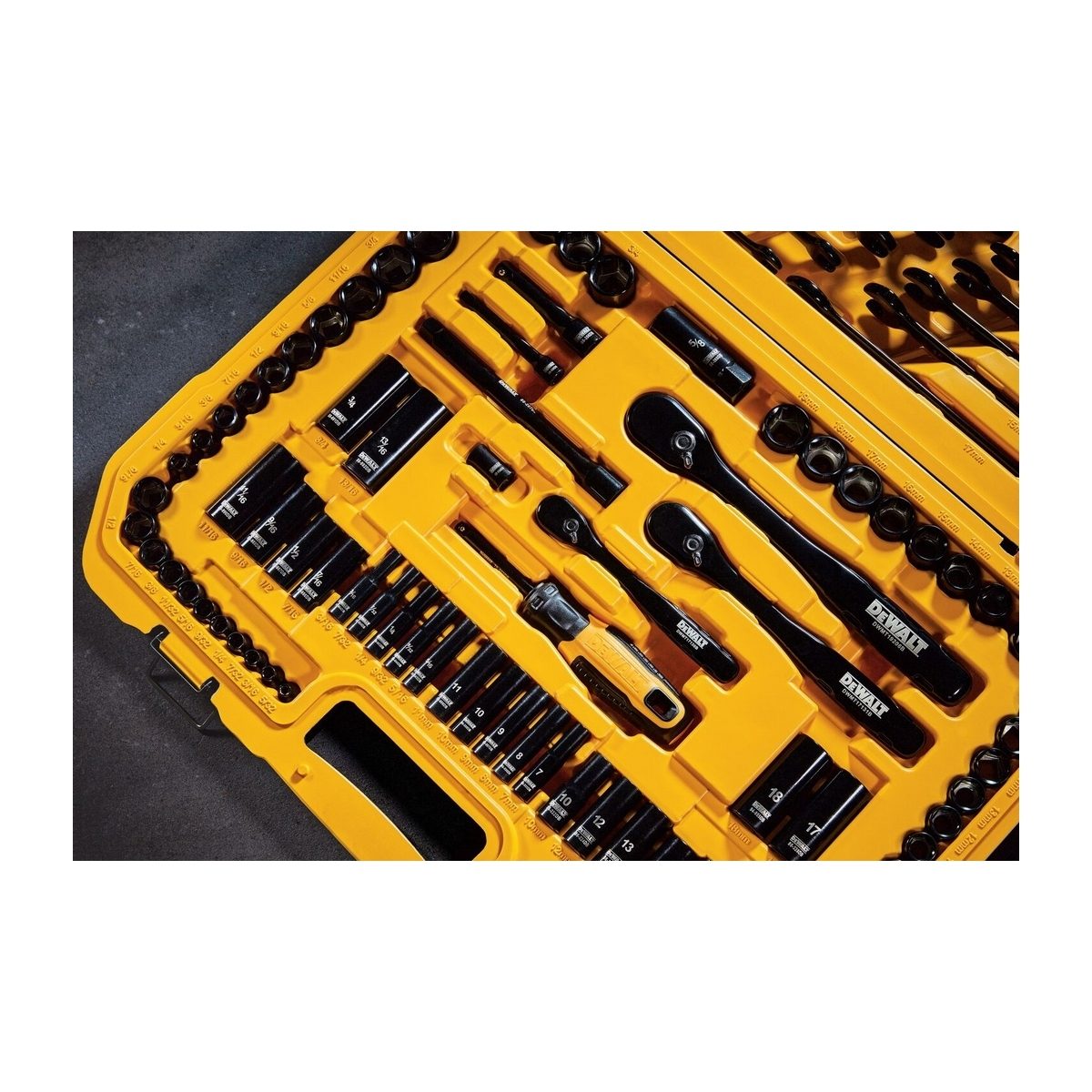 DEWALT ชุดเซ็ท Mechanical Tools Black Chrome 184 ชิ้น รุ่น DWMT45184-1 ช่วยให้งานขันทำได้ง่ายและขันได้แน่นขึ้น (ดีวอลท์)