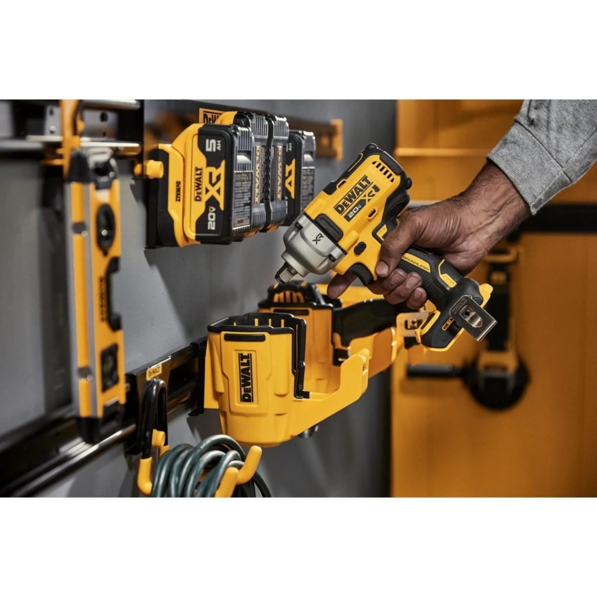 DEWALT ถ้วยใส่ Power Tool แบบแขวน รุ่น DWST82823 รับน้ำหนักได้ 10 ปอนด์ ระบบล็อคที่ยึดตะขอเข้ากับราง (ดีวอลท์)