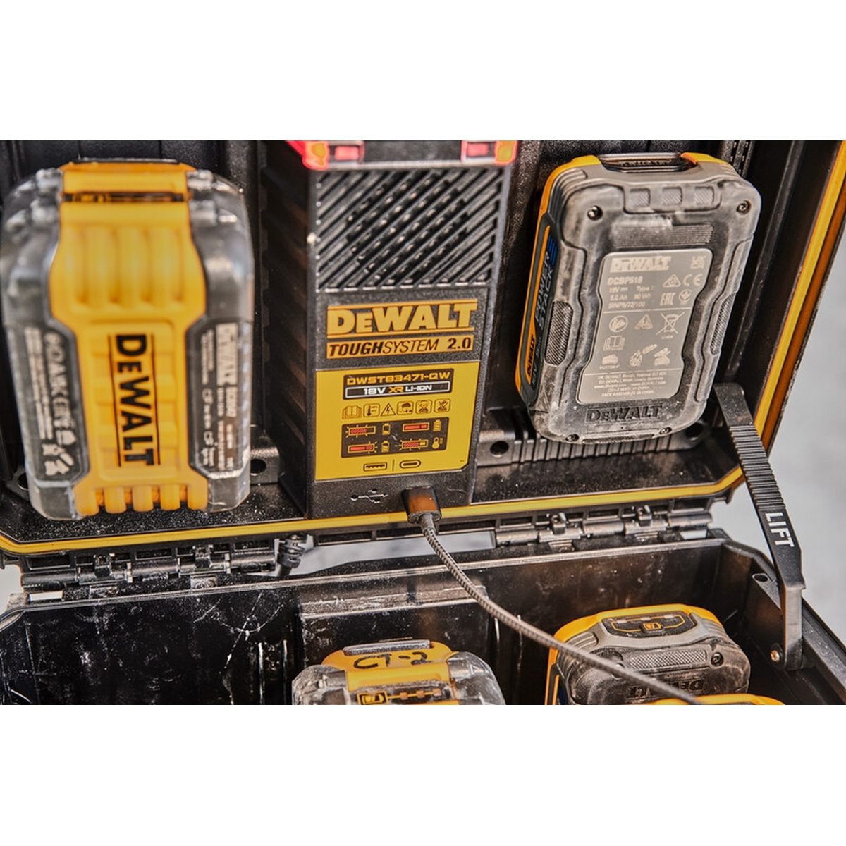 DEWALT กล่องเก็บและชาร์ตแบตเตอรี่ TOUGHSYSTEM 2.0 รุ่น DWST83471-QW IP65 ป้องกันน้ำและฝุ่น (ดีวอลท์) ไม่รวมแบตเตอรี่