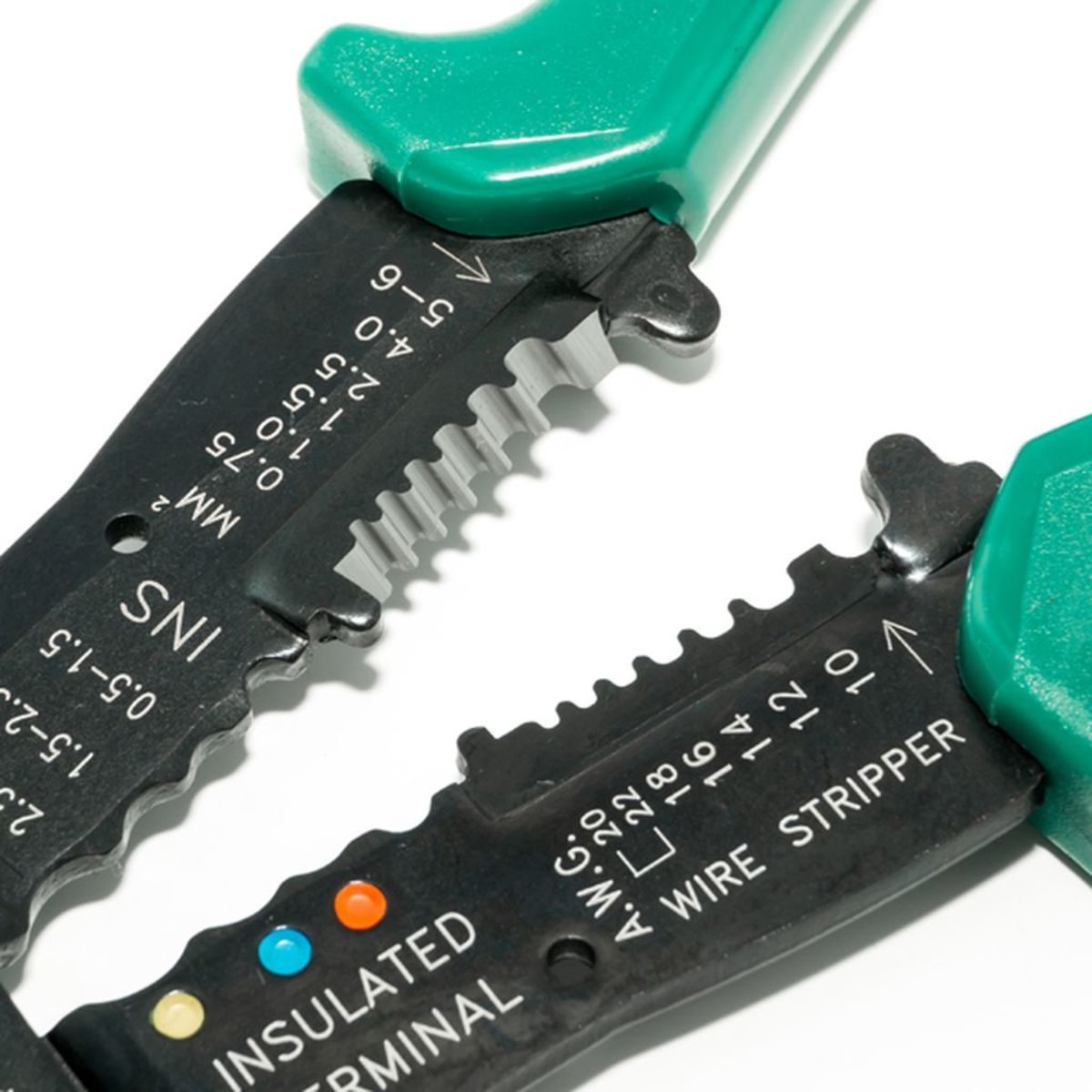 FORCE คีมปอกสายไฟ 10 - 20 AWG FORCE รุ่น 6806A สามารถตัดลวดและสายไฟได้ ด้ามแดง (ฟอร์ซ)