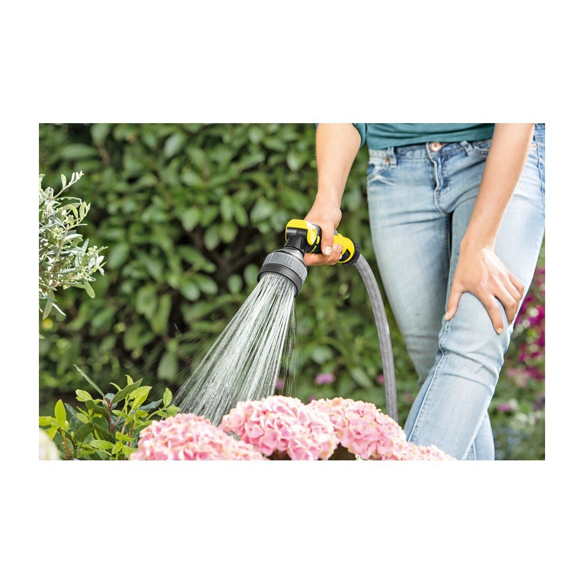 KARCHER ปืนฉีดน้ำ ปรับหัวฉีดได้ 4 แบบ ฝักบัว แบบชี้เส้นตรง แบบแบน และแบบละอองสเปรย์ เหมาะสำหรับการรดน้ำต้นไม้ที่บอบบางอย่างอ่อนโยน (คาร์เชอร