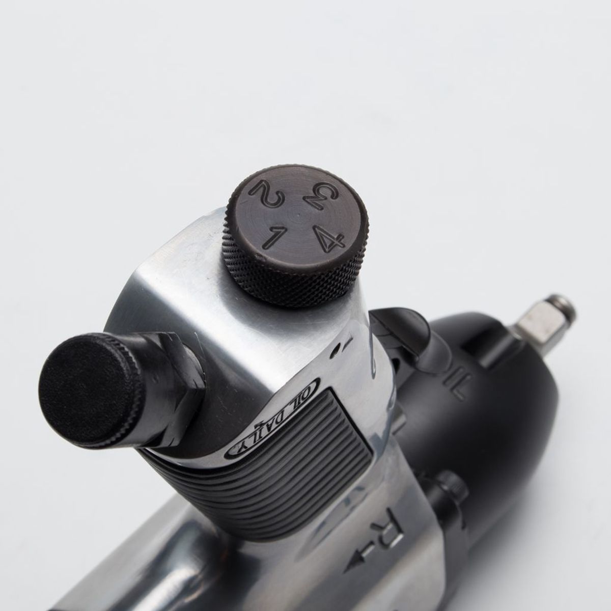 KI-1305 บล๊อกลม 3/8" PIN CLUTCH