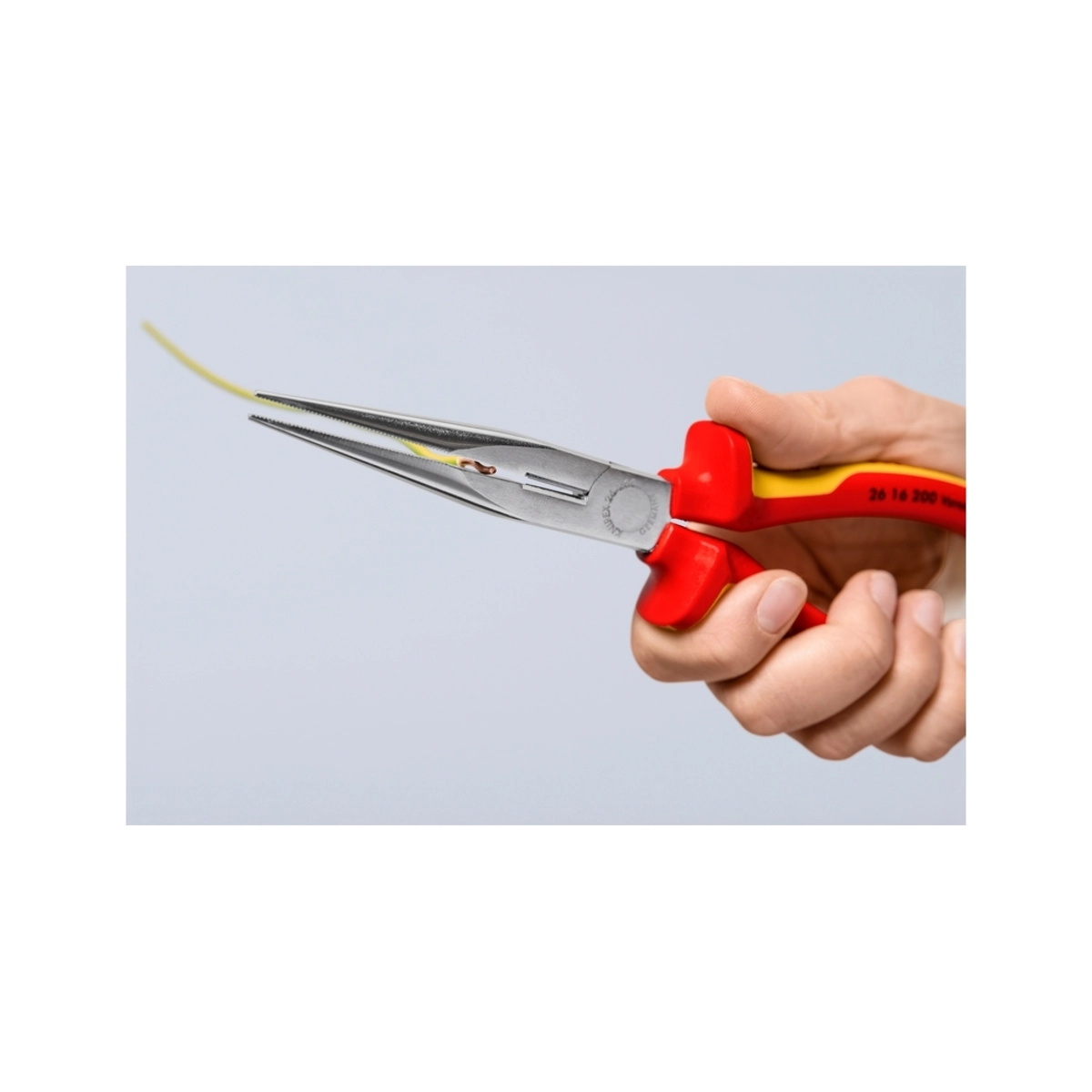 KNIPEX คีมปากแหลมปลายเฉียง ด้าม VDE ขนาด 200 มม. รหัส 26 16 200 เหมาะสำหรับงานจับและตัดที่ต้องการความละเอียด (คะนิเพค)