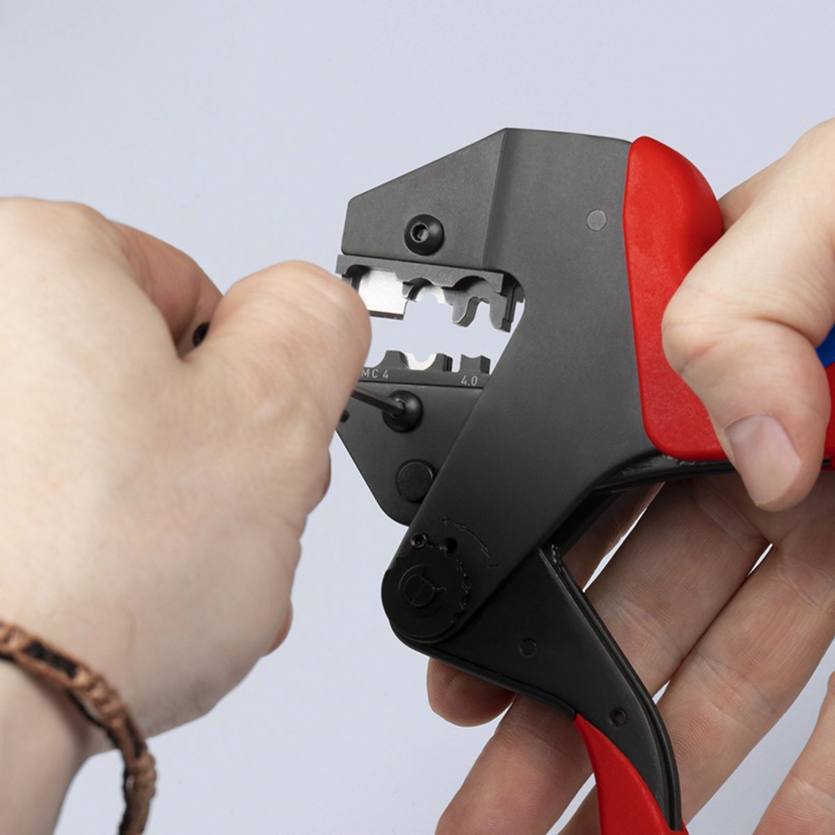 KNIPEX ชุดคีมย้ำหางปลาพร้อมอุปกรณ์เปลี่ยนหัวดาย รองรับการย้ำตามมาตรฐาน UL ใช้กับปลอกหุ้มสายไฟ KNIPEX รุ่น 97 99 330 - 399 (คะนิเพค)