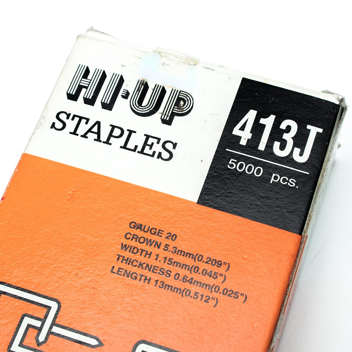 HI-UP ลูกแม็กซ์ขาคู่ กว้าง 4 มม. ยาว 13 มม. หนา 0.64 มม. รุ่น 413 สำหรับงานไม้ บรรจุ 5,000 ตัว/กล่อง (ไฮ-อัพ)