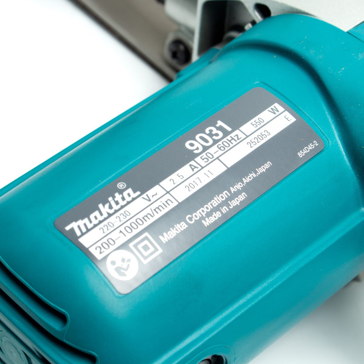 MAKITA เครื่องขัดกระดาษทรายสายพาน ขนาด 1-3/16 X 21 นิ้ว กำลังไฟ 550 วัตต์ รุ่น 9031 สายพานปรับความเร็วได้ ฉนวนสองชั้น มีระบบกำจัดฝุ่น (มากีต