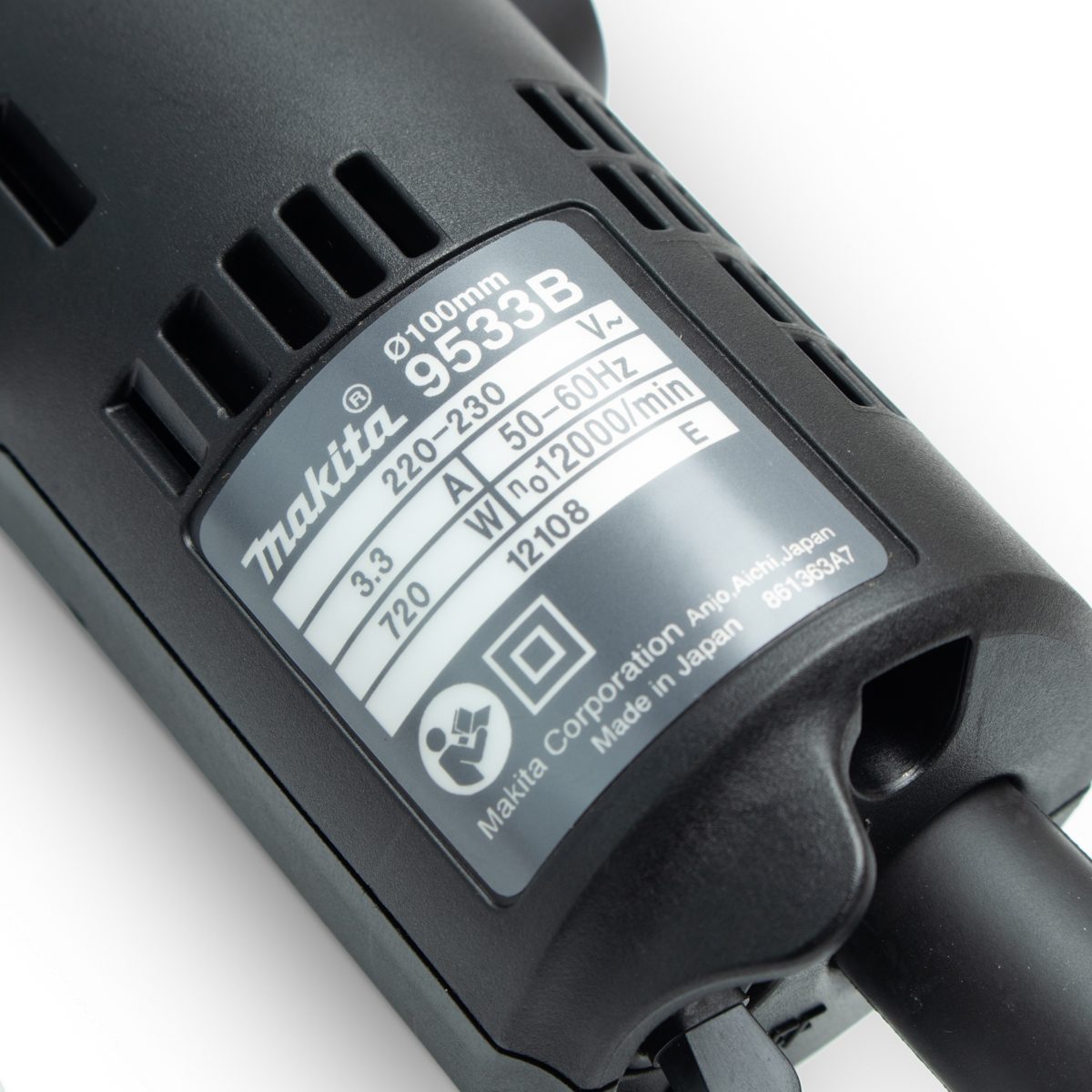 เครื่องเจียร์ไฟฟ้า MAKITA ขนาด 4 นิ้ว กำลังไฟ 720 วัตต์ รุ่น 9533B ความเร็วรอบตัวเปล่า 12,000 รอบ/นาที รอบเร็ว มีฉนวนสองชั้น (มากีต้า)