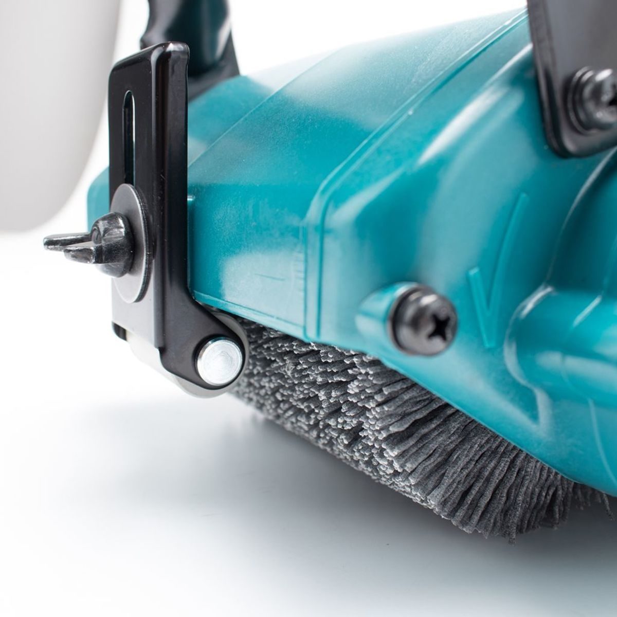 MAKITA เครื่องขัดลายไม้แปรงไนล่อน ขนาด 100 X 120 มม. (4 X 4-3/4 นิ้ว) กำลังไฟ 860 วัตต์ รุ่น 9741 ความเร็วรอบตัวเปล่า 3,500 รอบ/นาที มีระบบก