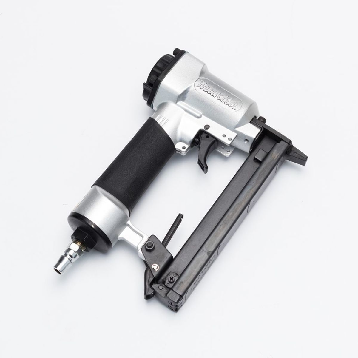 MAKITA เครื่องยิงตะปูลม รุ่น AT-422AZK ขนาดตะปู 10-22 มม. แรงดันลม 60-100 PSIG ความจุตะปู 100 ชิ้น (มากีต้า)