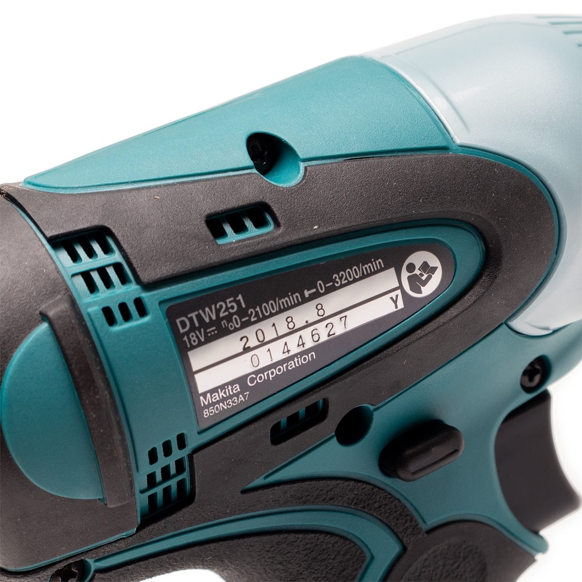 MAKITA เครื่องขันบล๊อกไร้สาย 18 โวลต์ 1/2 นิ้ว รุ่น DTW-251Z แรงบิดสูงสุด 230 นิวตันเมตร ไม่รวมแบตเตอรี่และแท่นชาร์จ (มากีต้า)