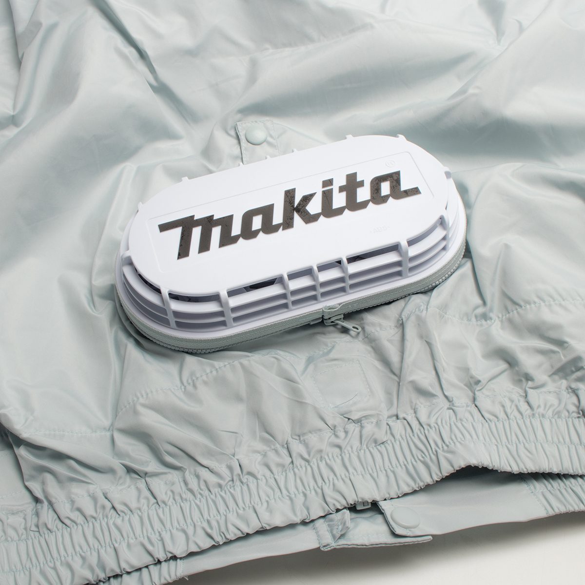 MAKITA เสื้อแจ็คเก็ตพัดลมไร้สาย 12/18 โวลต์ ไซส์ 3L รุ่น FJ202DZ3L ผ้าโพลีเอสเตอร์ ปรับได้ 4 ระดับ มีกระเป๋า 6 ช่อง ไม่รวมแบตเตอรี่ - แท่นชา