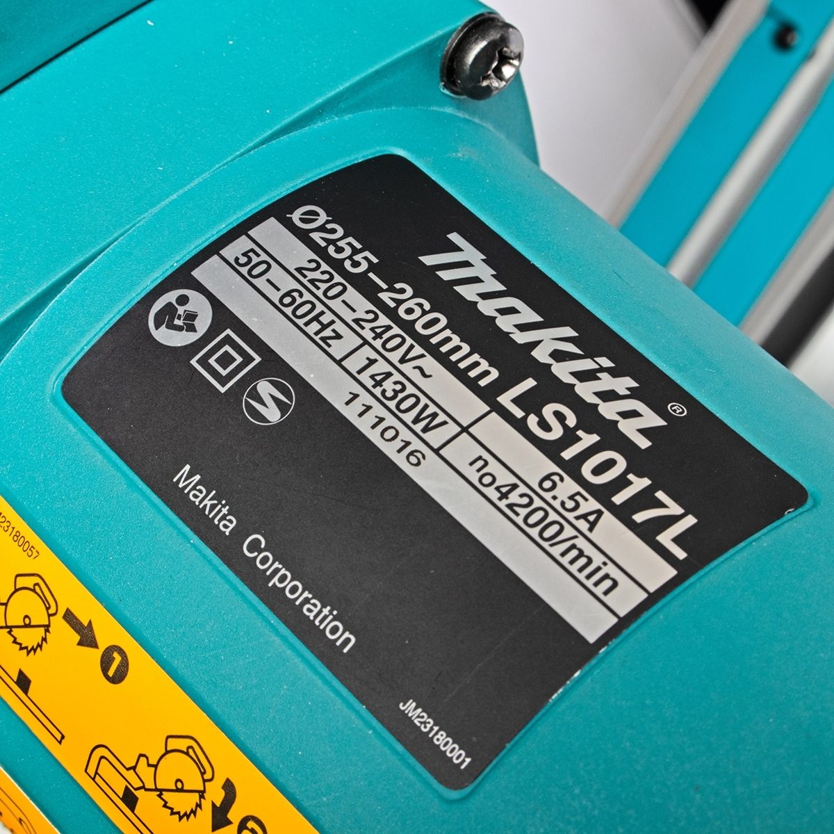 MAKITA แท่นตัดสไลท์องศา ขนาด 10-1/4 นิ้ว (260 มม.) กำลังไฟ 1,430 วัตต์ รุ่น LS-1017L ความเร็วรอบตัวเปล่า 4,200 รอบ/นาที พร้อมใบเลื่อยวงเดือน