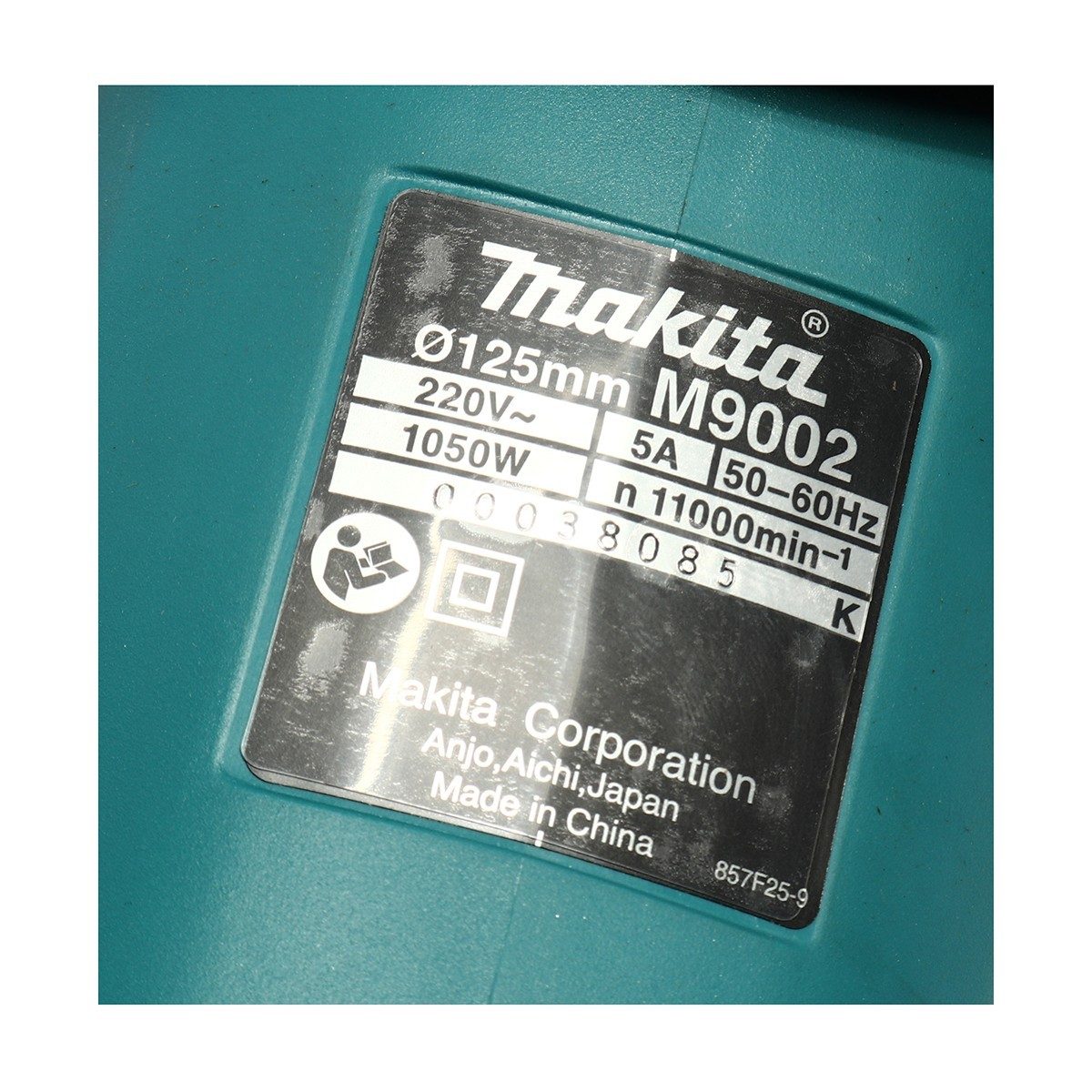 MAKITA เครื่องเจียรไฟฟ้า ขนาด 5 นิ้ว กำลังไฟ 1,050 วัตต์ รุ่น M9002B ความเร็วรอบตัวเปล่า 11,000 รอบ/นาที สวิตช์ไกปืน (มากีต้า : MT-Series)