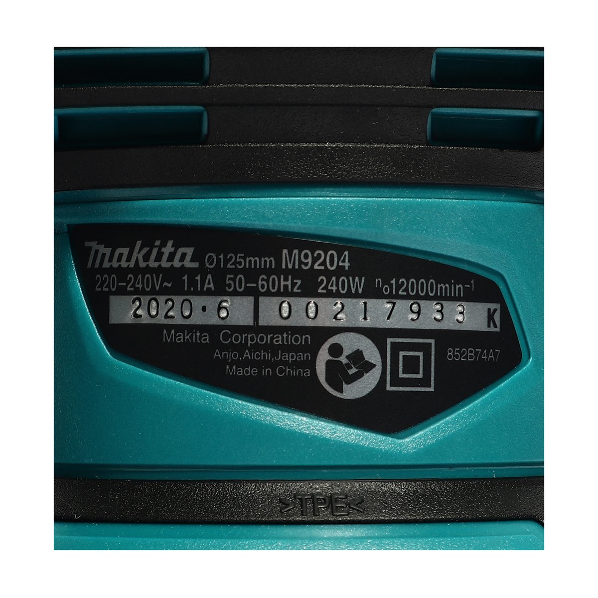 MAKITA เครื่องขัดกระดาษทรายกลมสั่นสุ่ม 5 นิ้ว (125 มม.) กำลังไฟ 240 วัตต์ รุ่น M9204B ความเร็วการขัด 12,000 OPM มีฉนวนสองชั้น (มากีต้า)