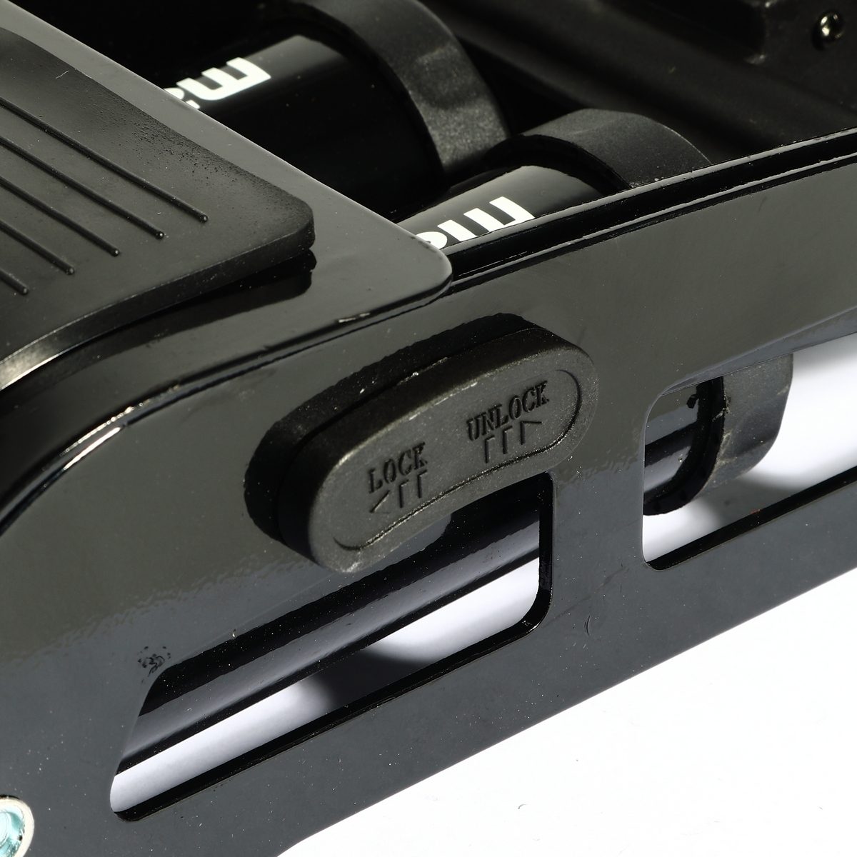ที่สูบลม สูบคู่ เท้าเหยียบ มาราธอน (MARATHON) รุ่น DPM-44 ขนาดกระบอกสูบ 44x110 มม. ขนาดท่อข้างในกระบอก 22x105 มม. พร้อมเกจวัดแรงดันขนาดใหญ่ 