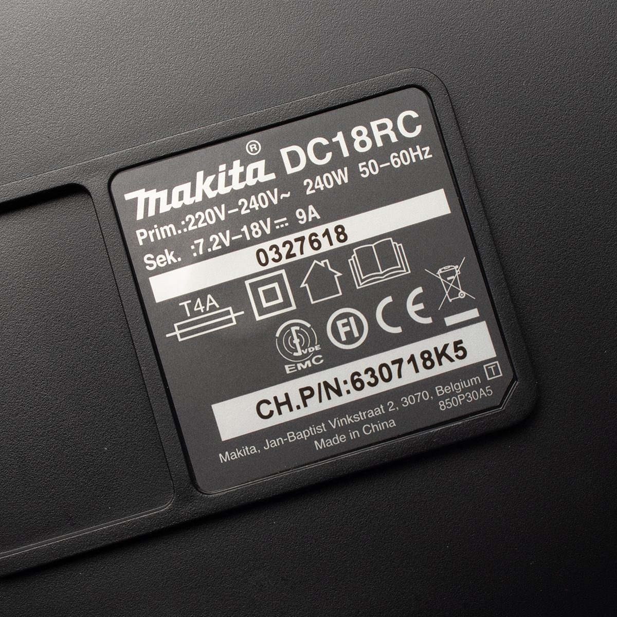 MAKITA ชุดแบตเตอรี่และแท่นชาร์จ 18 โวลต์ รุ่น MKP1RF182 ประกอบด้วย แบตเตอรี่ BL1830B (3 แอมป์) 2 ชิ้น + แท่นชาร์จเร็ว DC18RC + กล่องเครื่องม