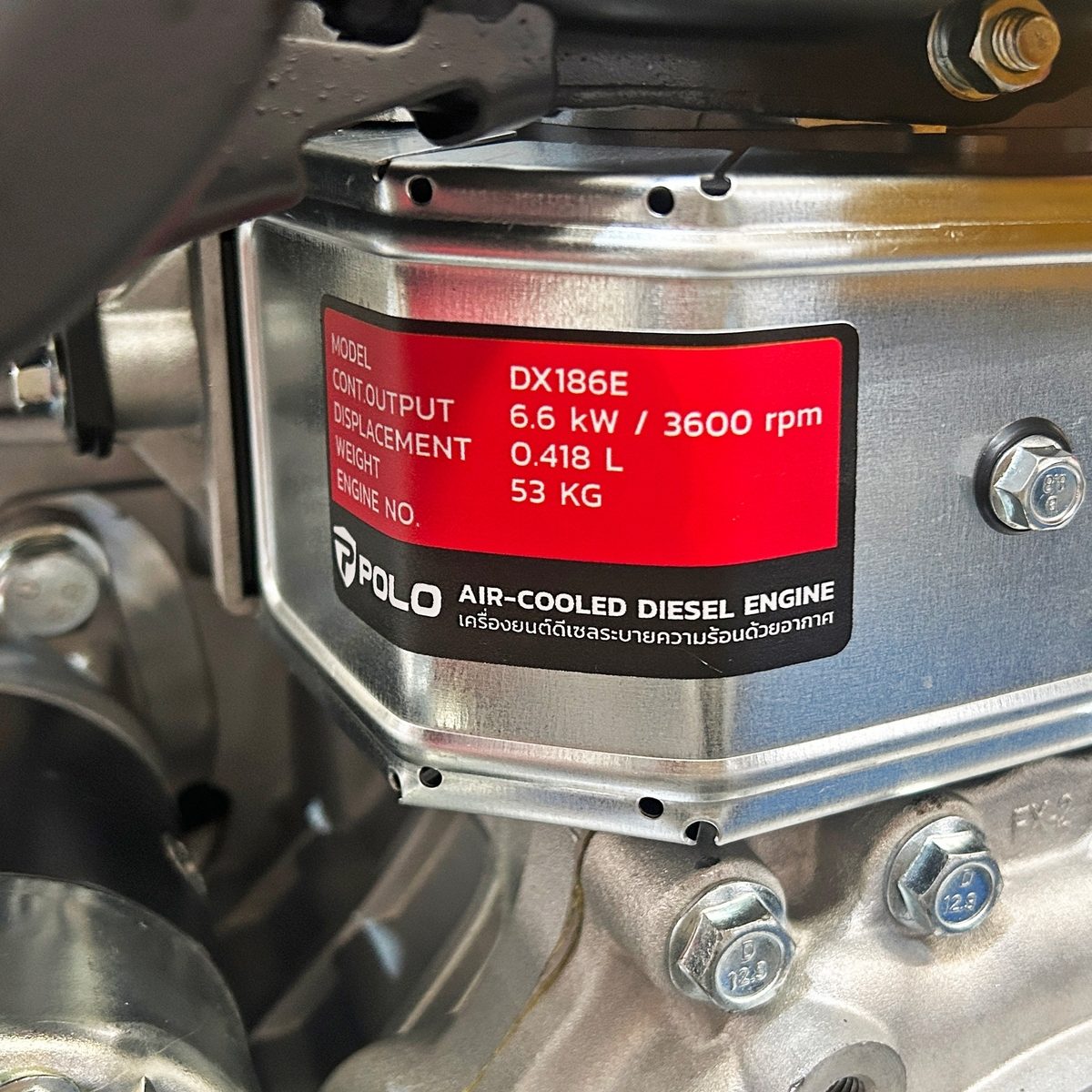 POLO เครื่องยนต์ดีเซลสตาร์ทไฟฟ้า 9.0 แรงม้า รุ่น DX186E กระบอกสูบ 418 ซีซี ความเร็วรอบ 3,600 รอบ/นาที ความจุถังน้ำมันเชื้อเพลิง 5.5 ลิตร (โป