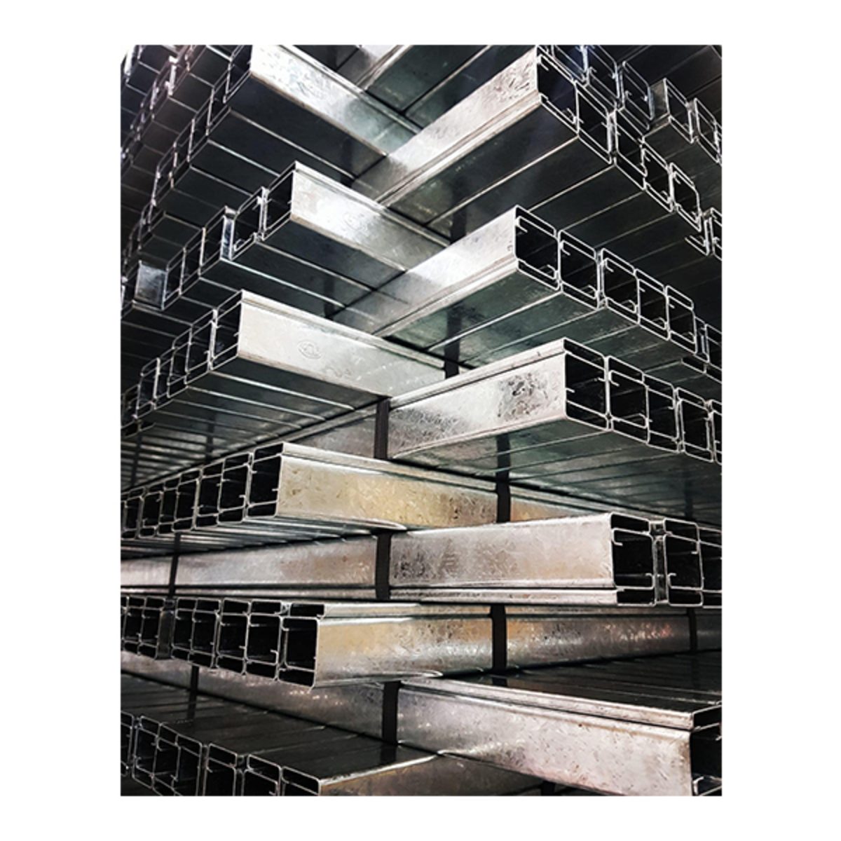 SET (เซท) รางซีลึก หนา 1.2 มม. ขนาด 40X40X1200 มม. ใช้คู่กับแคล้มประกับ สำหรับครอบสายไฟภายในอาคาร สะดวกในการตรวจสอบสายไฟ เก็บสายไฟได้มากขึ้น