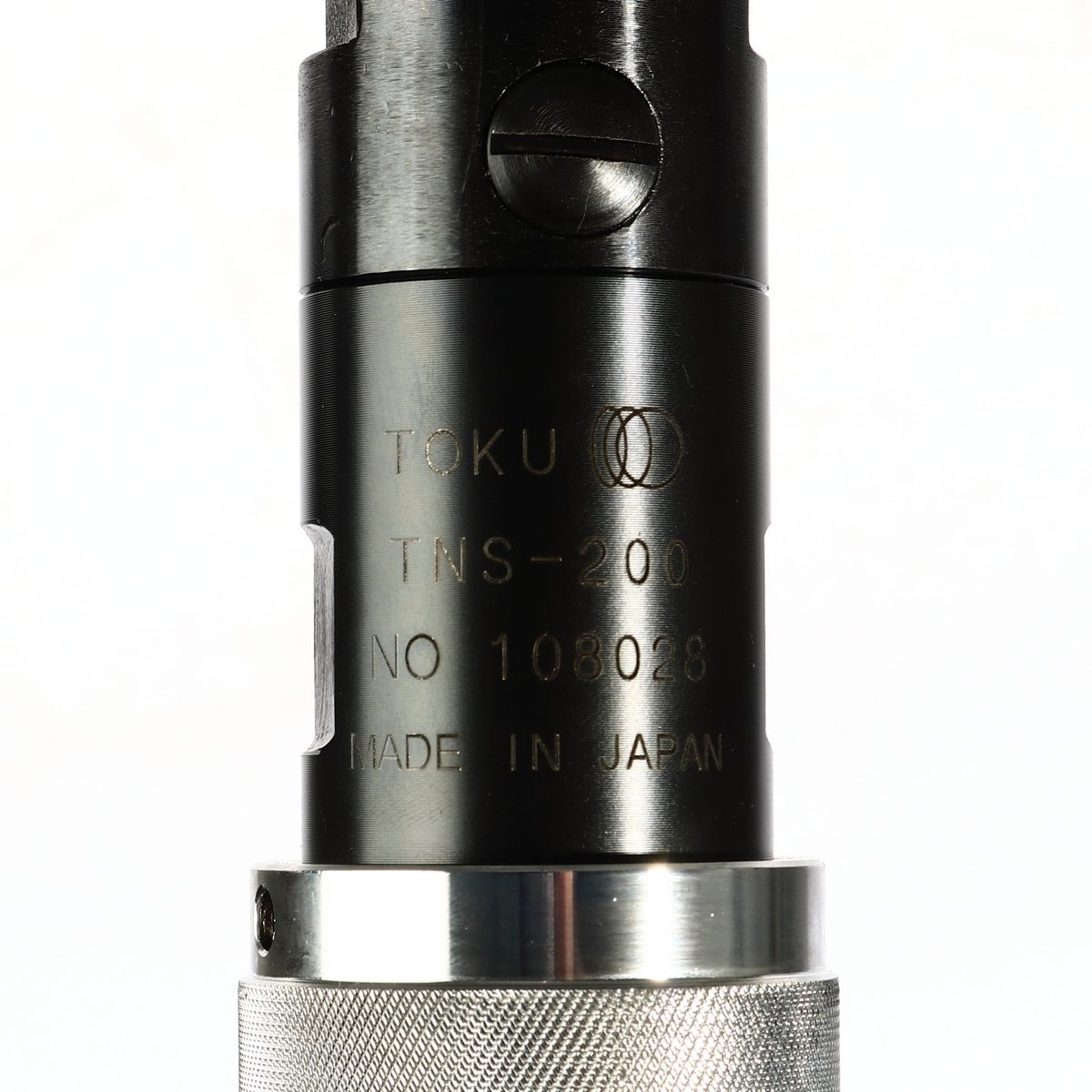 เครื่องสกัดสนิมแบบด้ามตรง โตกุ (TOKU) รุ่น TNS-200 ขนาดลูกสูบ 20 มม. ความยาวช่วงชัก 25 มม. อัตรากระแทก 4,000 ครั้ง/นาที ปริมาณลม 0.25 ลบ.ม./