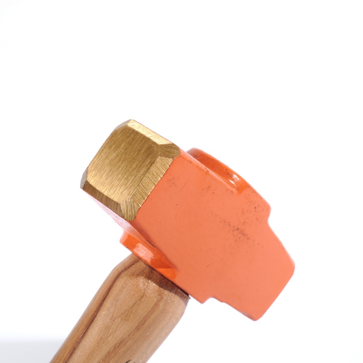 ค้อนทองเหลือง ด้ามไม้ 1.8 ปอนด์ ทรูเปอร์ (TRUPER) รุ่น 10576 ทำจากทองแดง ไม่เกิดประกายไฟเหมาะสำหรับการชนโลหะชนิดอื่น เหมาะอย่างยิ่งสำหรับบูช