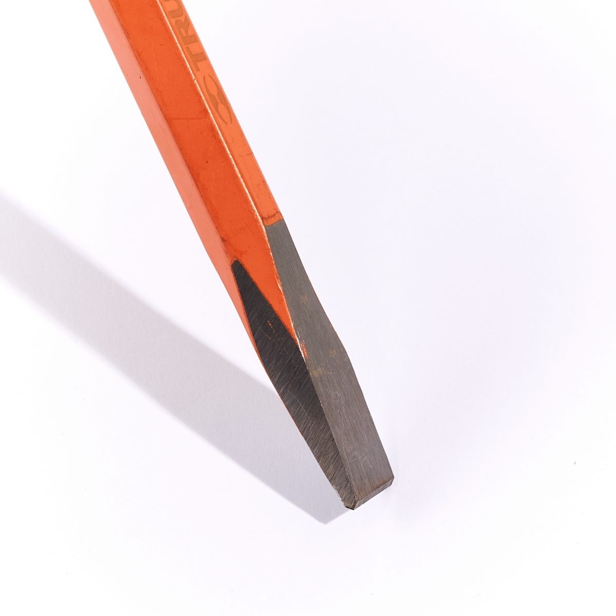 เหล็กสกัดปากแบน ทรูเปอร์ (TRUPER) รุ่น 12115 ขนาด 1/2 นิ้ว ยาว 6 นิ้ว เส้นผ่านศูนย์กลางหัว 16 มม. เหมาะสำหรับตัดเย็น, ขูด, บิ่น, เซาะร่องหรื