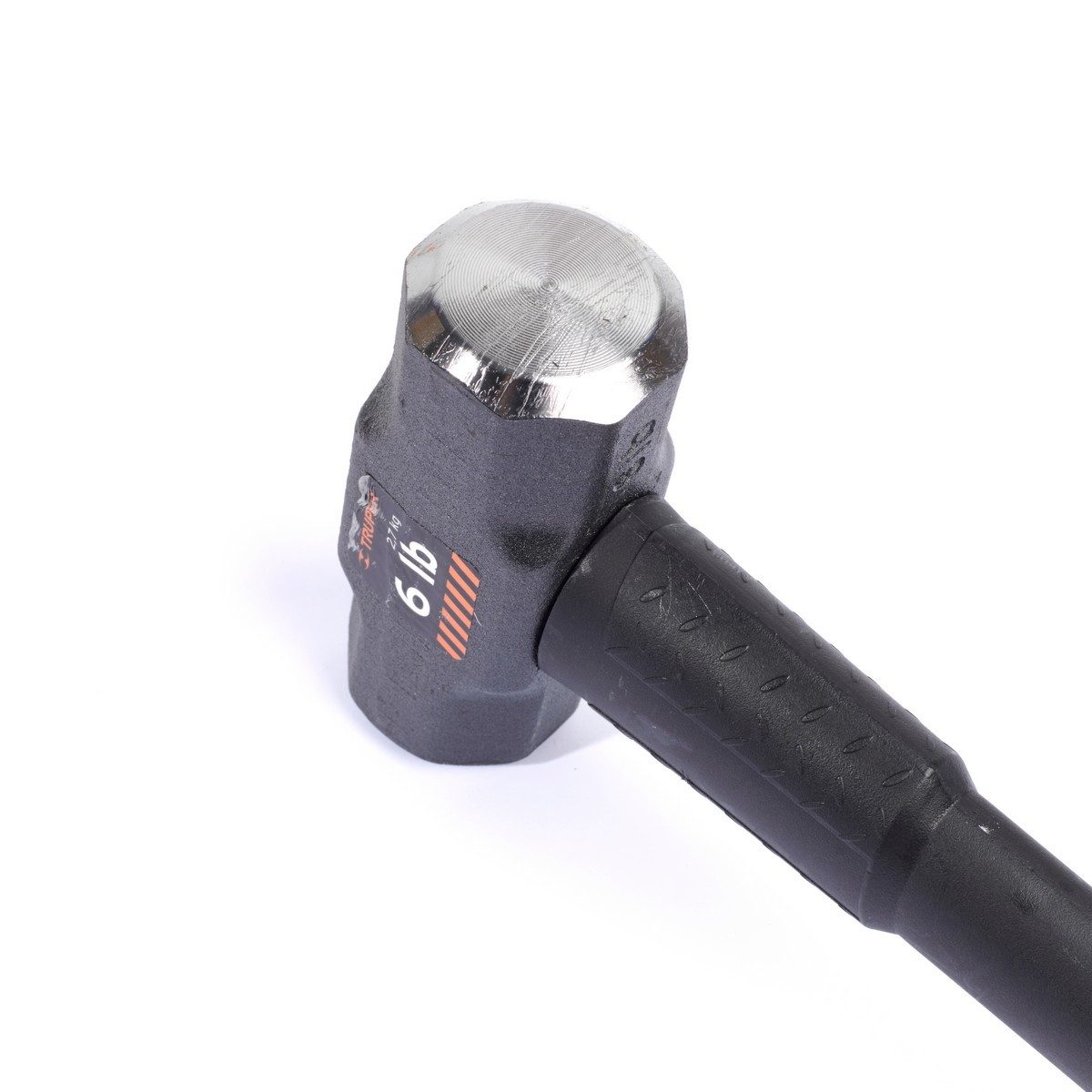 ค้อนปอนด์ ด้าม Fiber 6 ปอนด์ ทรูเปอร์ (TRUPER) รุ่น 19884 ขนาด 36 นิ้ว เหล็กกล้าคาร์บอนสูง ด้านหน้าที่มีการกลึงและเอียงทำให้ลดโอกาสเกิดอุบัต