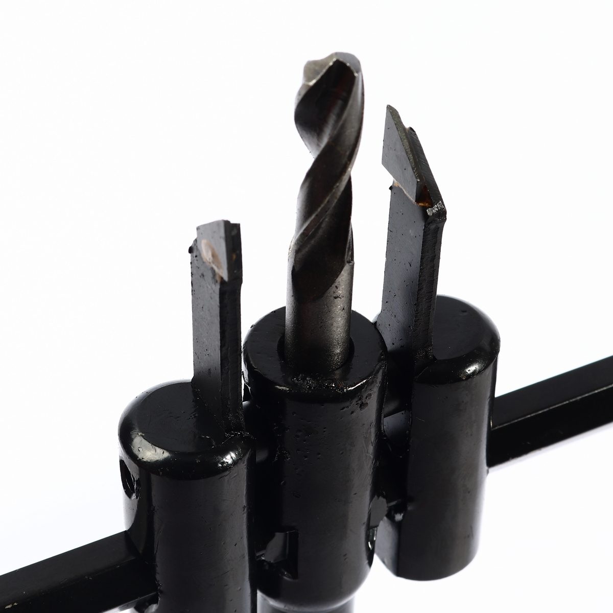 TWIN STAR ดอกโฮลซอเจาะฝ้า ปรับระดับได้ตั้งแต่ ขนาด 30-200 มม. เหมาะสำหรับเจาะเพดาน หรืองานเจาะรูกลมทั่วไป ามารถเจาะรูกลมได้หลายขนาด สามารถใช