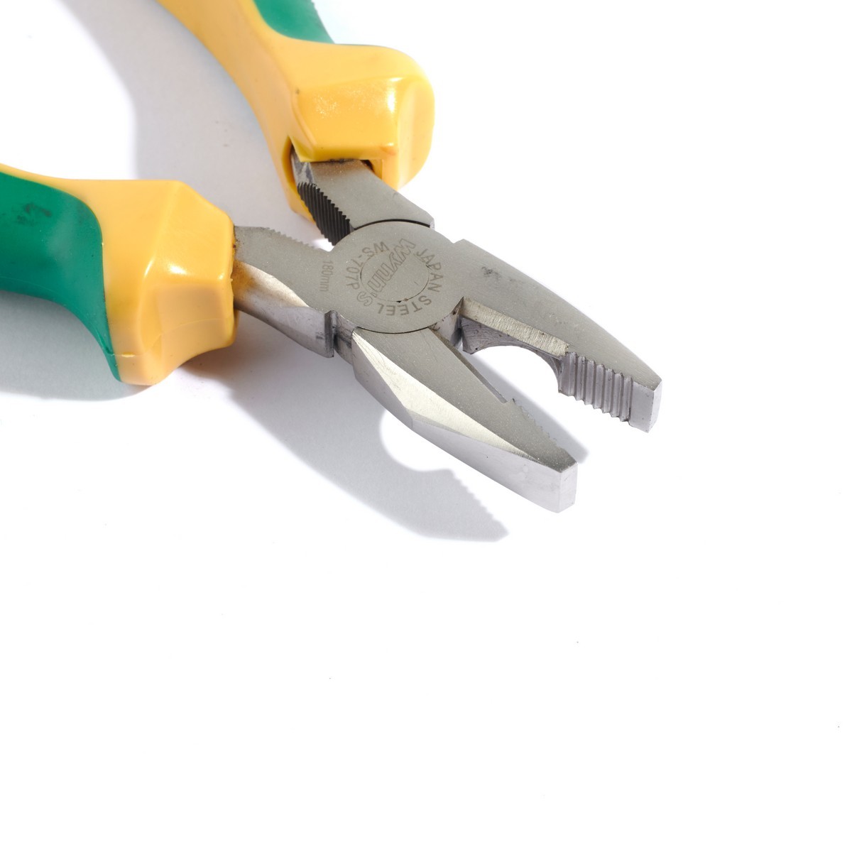 WS707P คีมปากจิ้งจก 7" ด้ามบ่าเหลือง